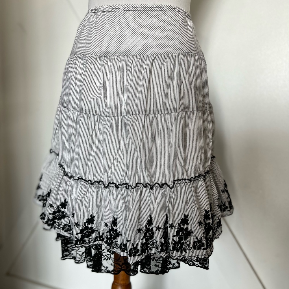 White black floral ruffle skirt